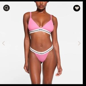 fits everybody logo triangle bralette sugar pink skims